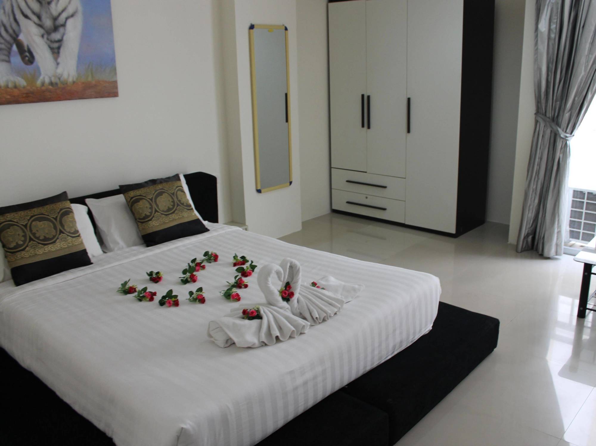 Lars-Lita Residence Patong Buitenkant foto
